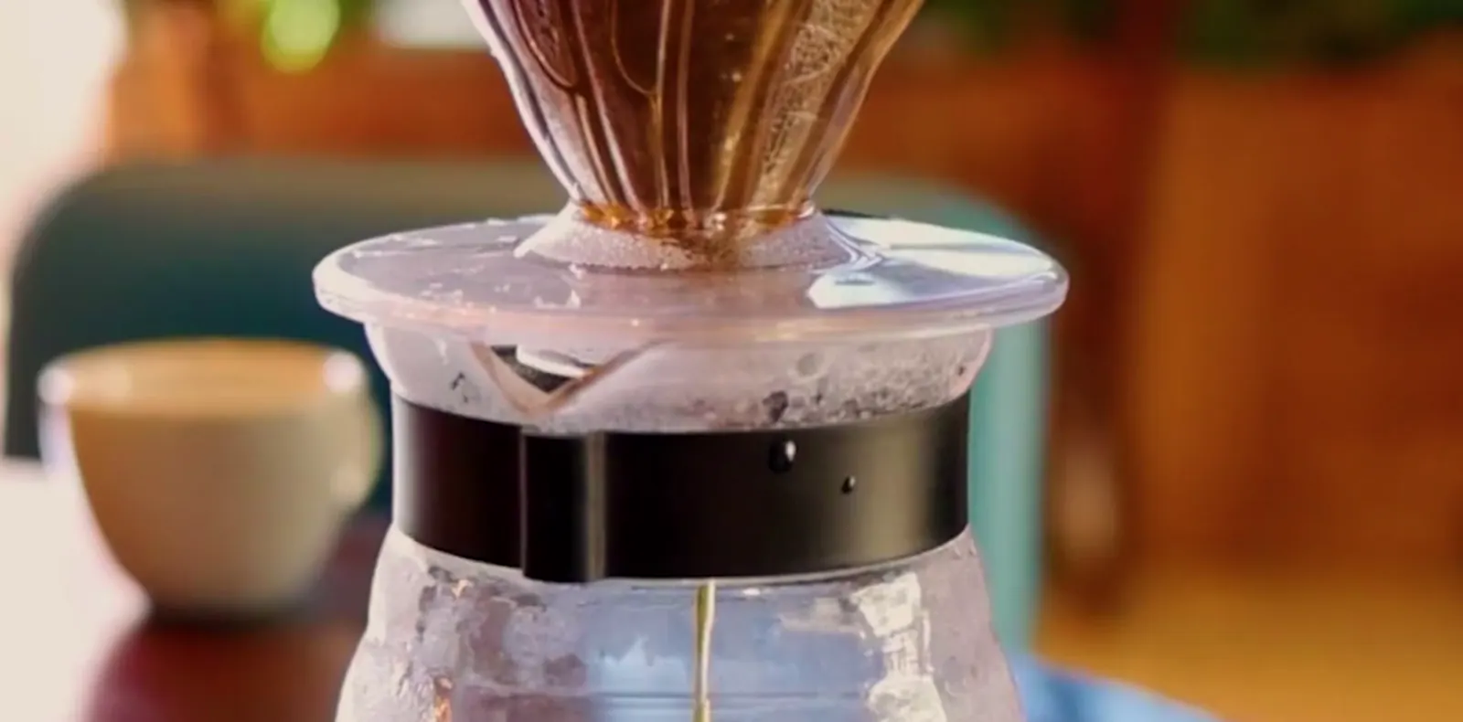 Café sendo coado em um filtro de vidro