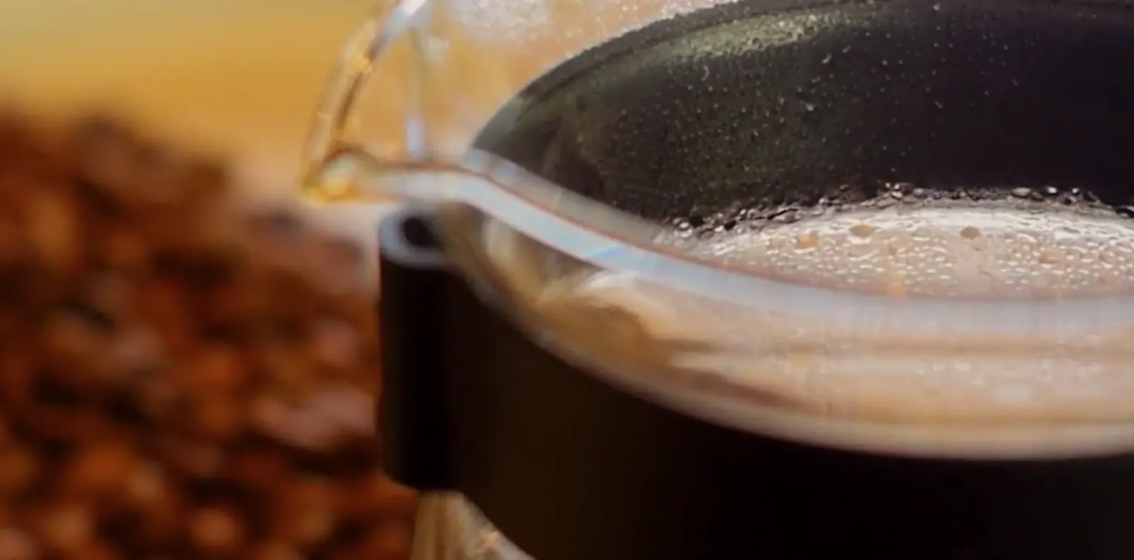 Café sendo servido de um coador de vidro