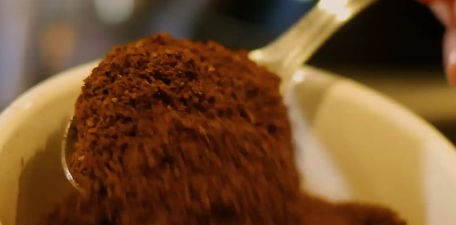 Colher com café moído